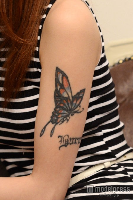 「Barra」と書かれたほずみのタトゥ