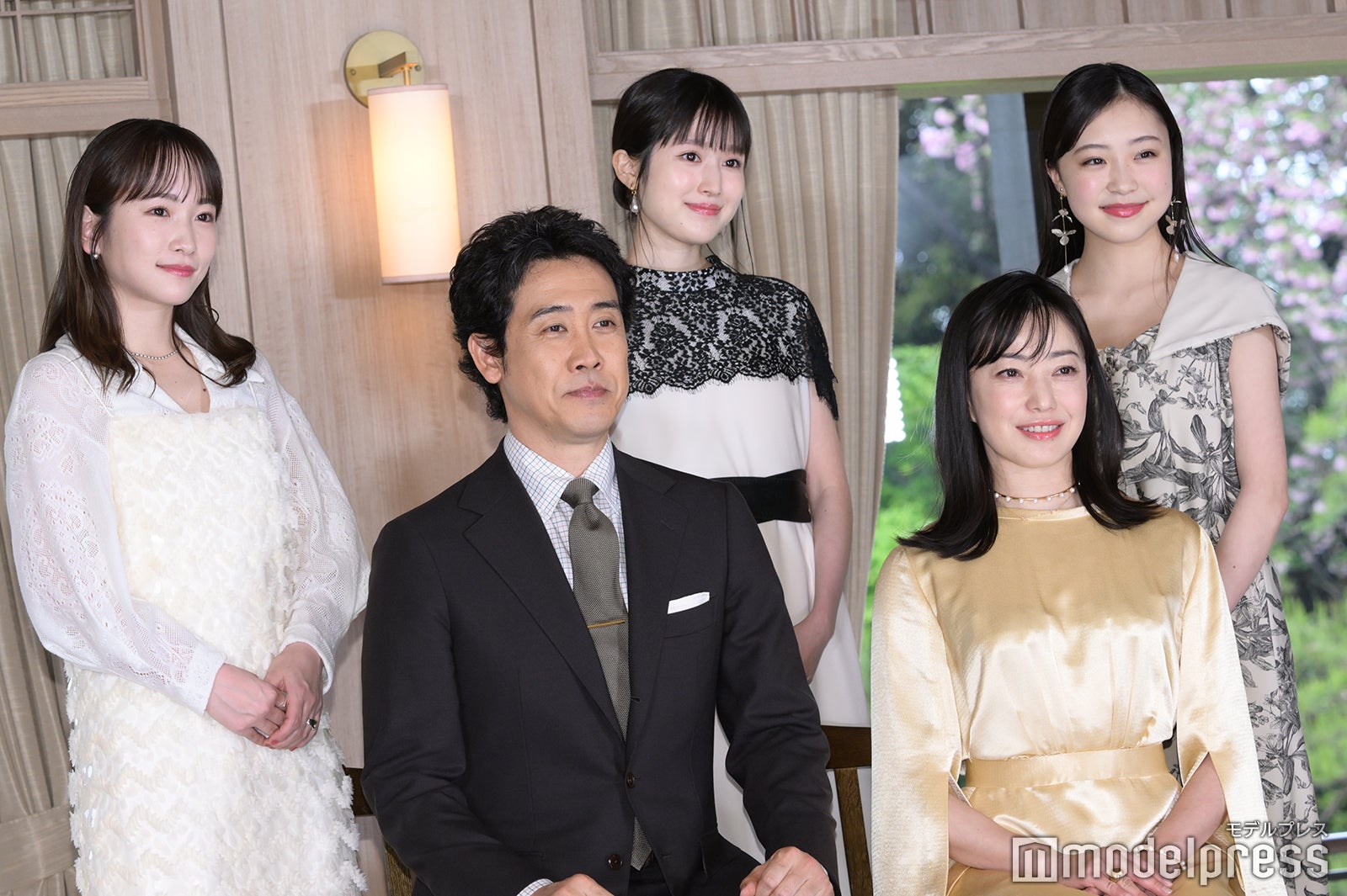 （上段左から）川栄李奈、福本莉子、新井美羽（下段左から）大泉洋、菅野美穂（C）モデルプレス