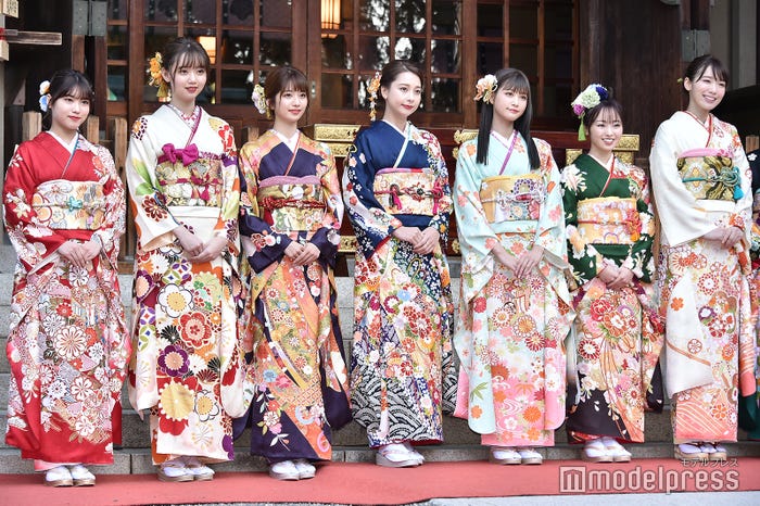 (左から)古田愛理、江野沢愛美、小室安未、Niki、生見愛瑠、今泉佑唯、飯豊まりえ(C)モデルプレス