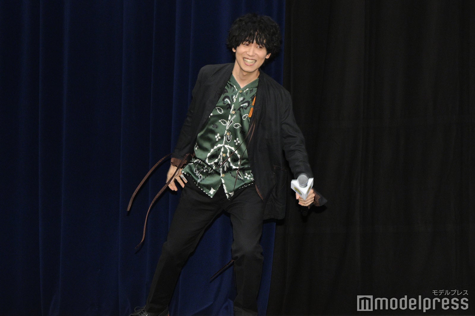 元気よく走って登場した山下大輝（C）モデルプレス