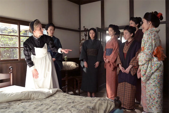 『風、薫る』新キャラ・バーンズ先生が“スパルタ指導”「看護婦って大変」「怖いけどいい先生」