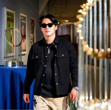 山本由伸 球場入りファッションがめちゃオシャレ！球団史上初の3連覇へ ド軍がクラブハウスに特別演出