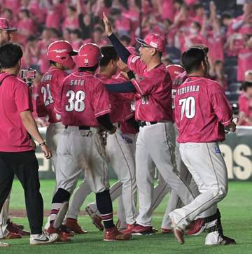 初勝利の楽天・吉井監督「私は邪魔しないようにしていた」劇的V打の黒川を評価「反省を生かして打ってくれた」