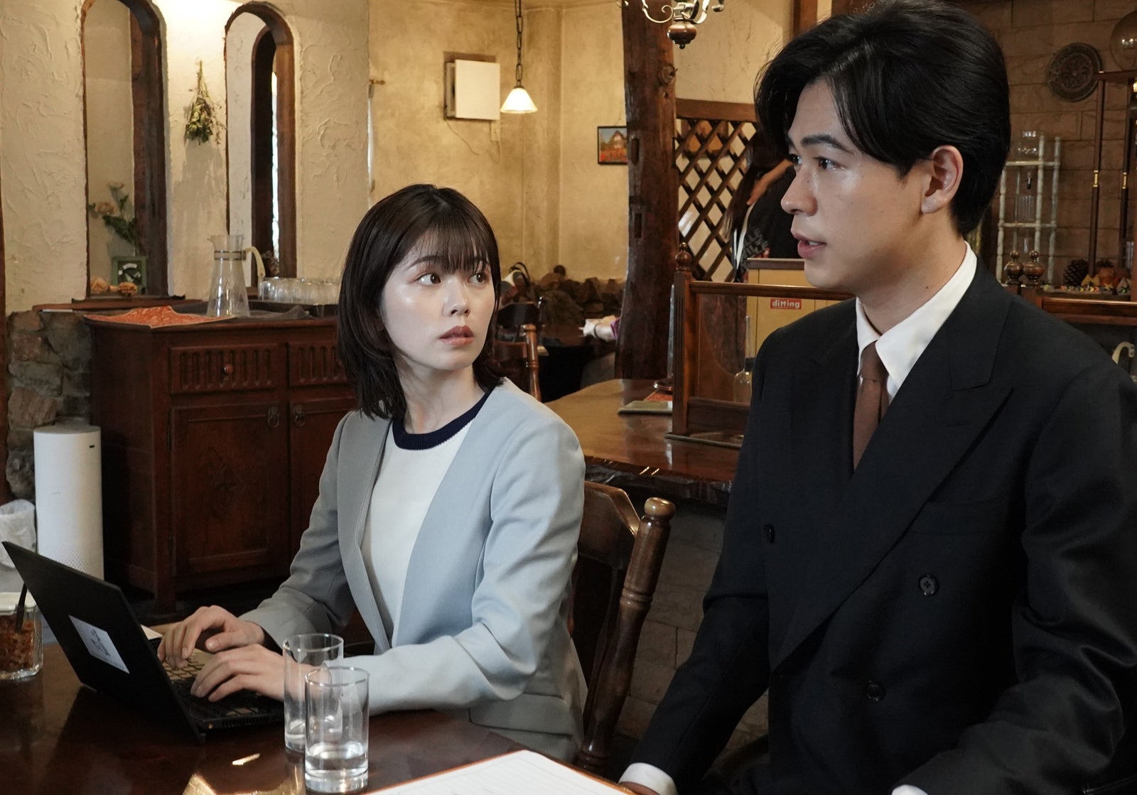 小芝風花、成田凌「転職の魔王様」第3話より（C）カンテレ