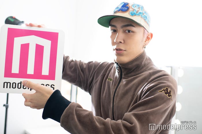 ロゴボードを使ってマジックを披露しようとしてくれたマテウス(C)モデルプレス