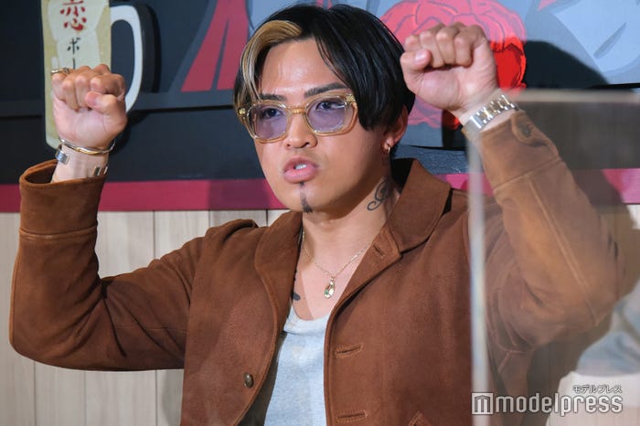 “牛ポーズ”をする数原龍友(C)モデルプレス