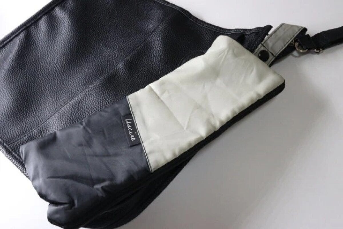 ダイソー　折り畳み傘カバー（ＢＫ）　使用例　バッグ