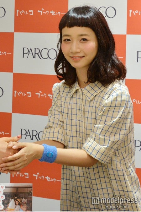 ファンと握手する三戸なつめ