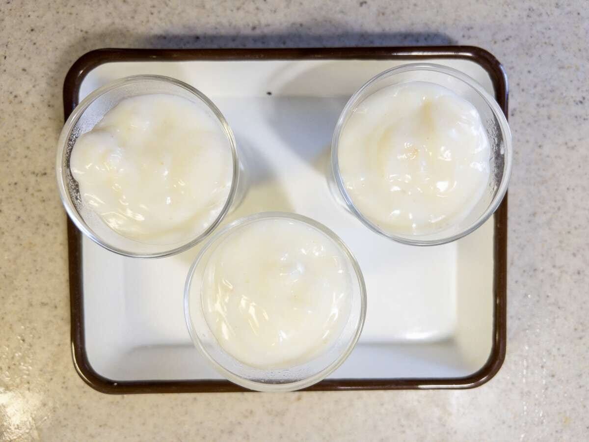 グラスに注いで冷まし、ふんわりラップをかけて冷めたら冷蔵庫で1〜2時間ほど冷たく冷やします。 グラスに注いで冷まし、ふんわりラップをかけて冷めたら冷蔵庫で1〜2時間ほど冷たく冷やします。