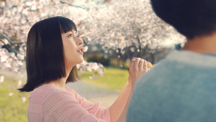 てりたまcm 桜の精 演じる美女は誰 透明感に釘付け モデルプレス てりたまcm 桜の精 演じる美女は誰 透明感に釘付け モデルプレス