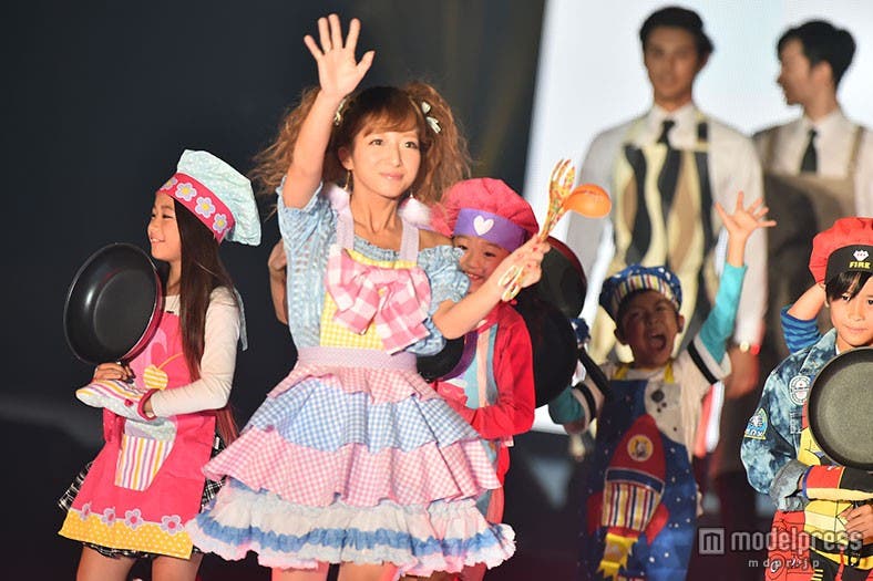 辻希美、子供たちと楽しくウォーキング