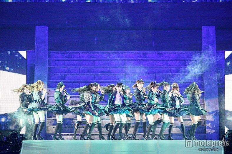 グループ別制服バトルダンス　AKB48（C）AKS