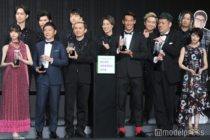 (後列左から)YORI、U-YEAH、KENZO、DAICHI、KIMI、TOMO(前列左から)齋藤飛鳥、ISSA、前澤友作氏、槙野智章、くっきー、若月佑美 (C)モデルプレス