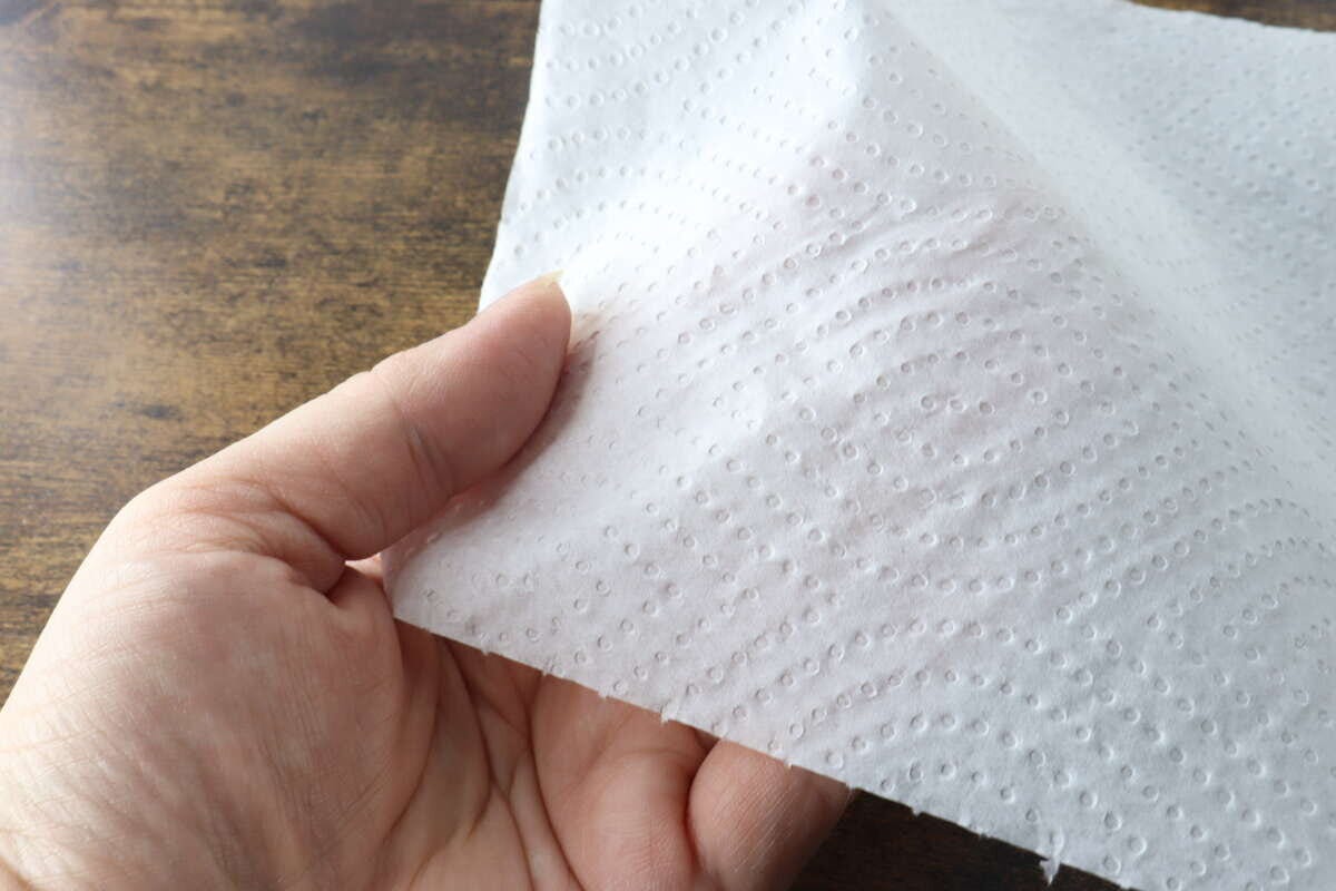 女性が指でキッチンペーパーの薄さを確認している様子 女性が指でキッチンペーパーの薄さを確認している様子