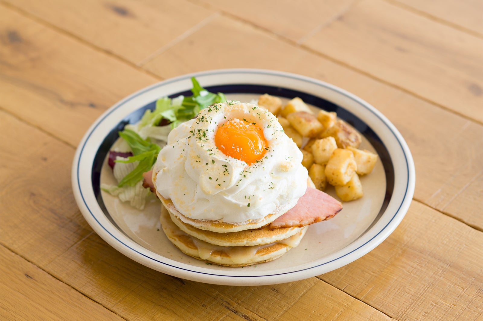 ハムとチーズのエッグインクラウド／価格：980円 （税別）／画像提供：EGGS’N THINGS JAPAN