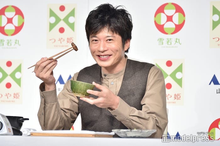 「いただきます」をする田中圭(C)モデルプレス