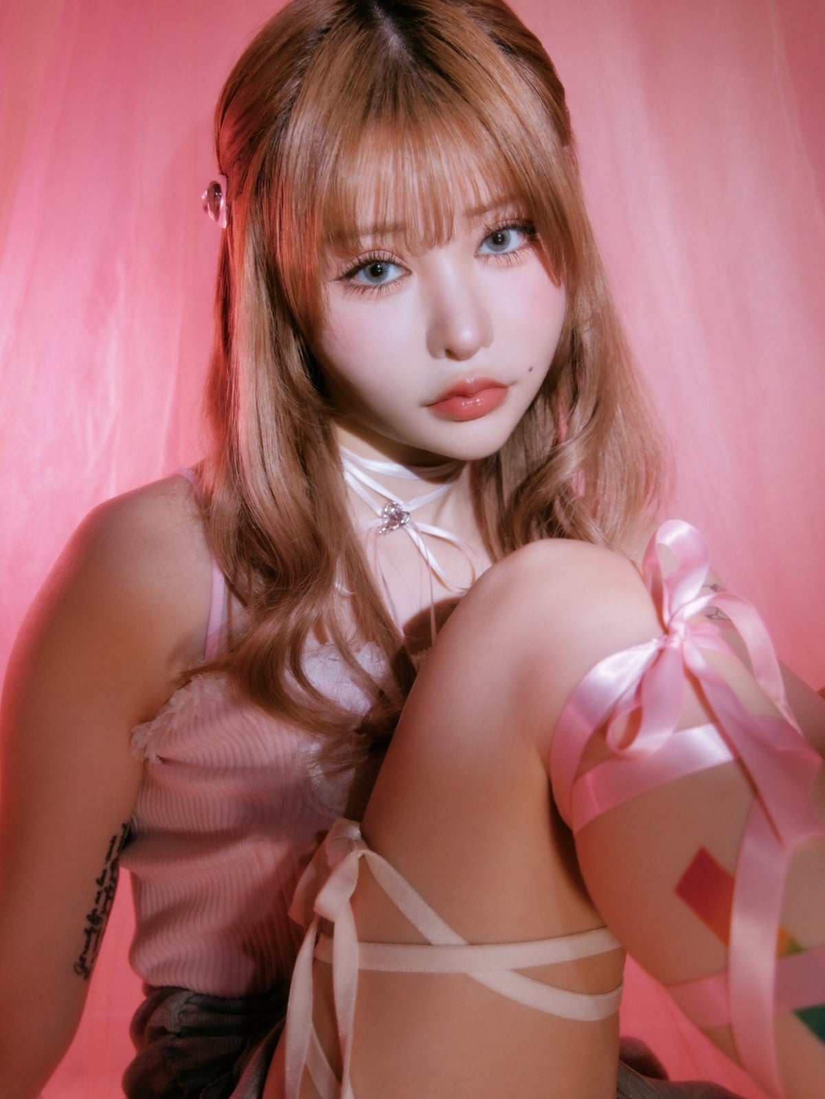 戦慄かなの、久々メディア露出で大胆美脚魅せ