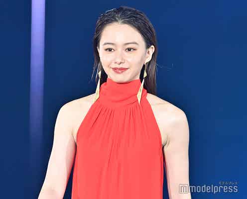 山本舞香、2年ぶりTGC登場 美肩輝く真紅ドレスでクールに魅了<TGC 2022 S/S>