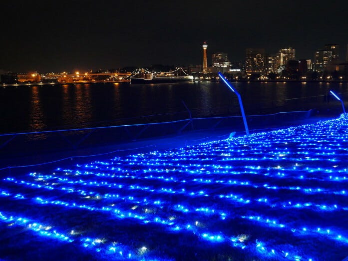 白と青のLEDの「グラウンドイルミネーション」(2022年11月1日撮影)