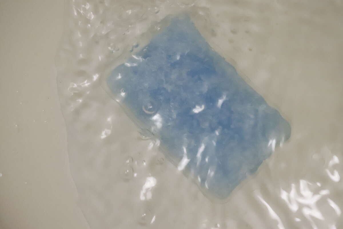 スマホ冷却パッドを冷水に浸して再凍結させている様子 スマホ冷却パッドを冷水に浸して再凍結させている様子