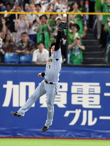阪神がまさか 森下翔太が大きく弾んだ打球を捕球できず→走者一掃の3点二塁打に 序盤で4点リードを許す展開→直後に名誉挽回の2点タイムリー