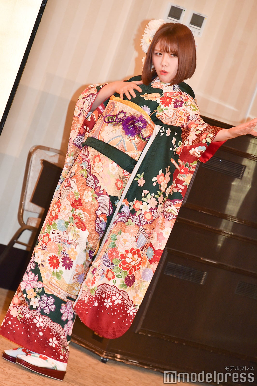 色んなポーズをとる村重杏奈／AKB48グループ成人式記念撮影会 （C）モデルプレス