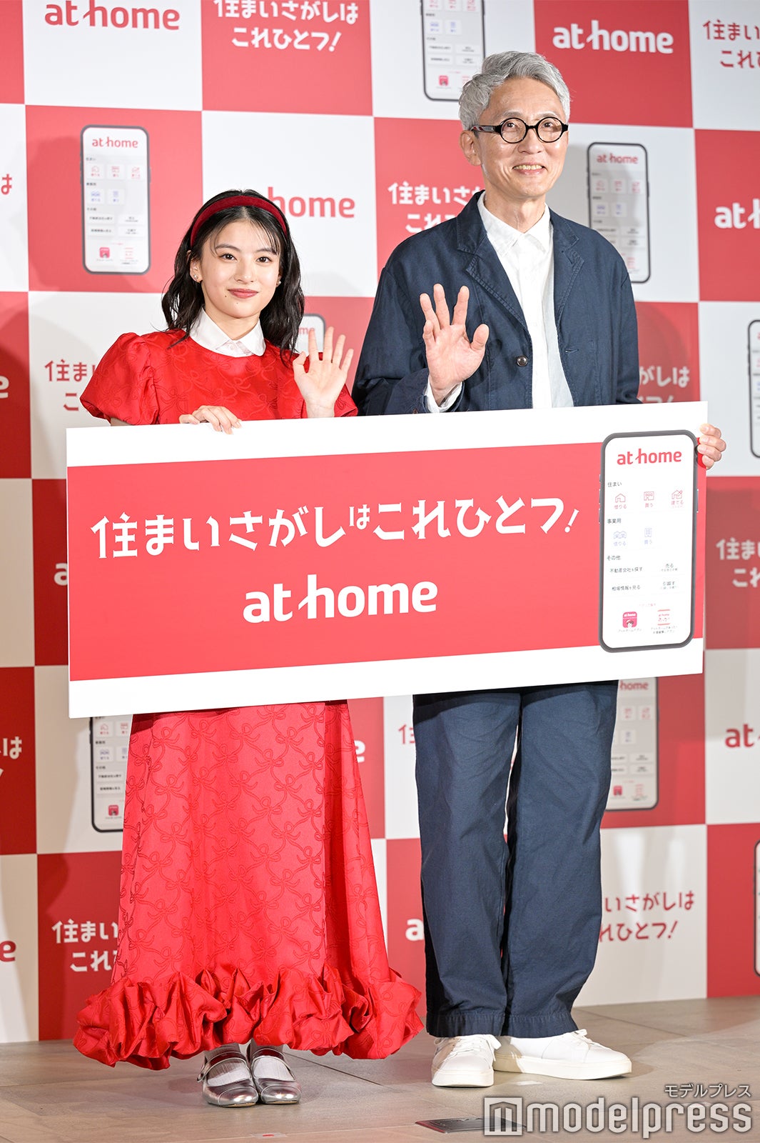 出口夏希、松重豊（C）モデルプレス