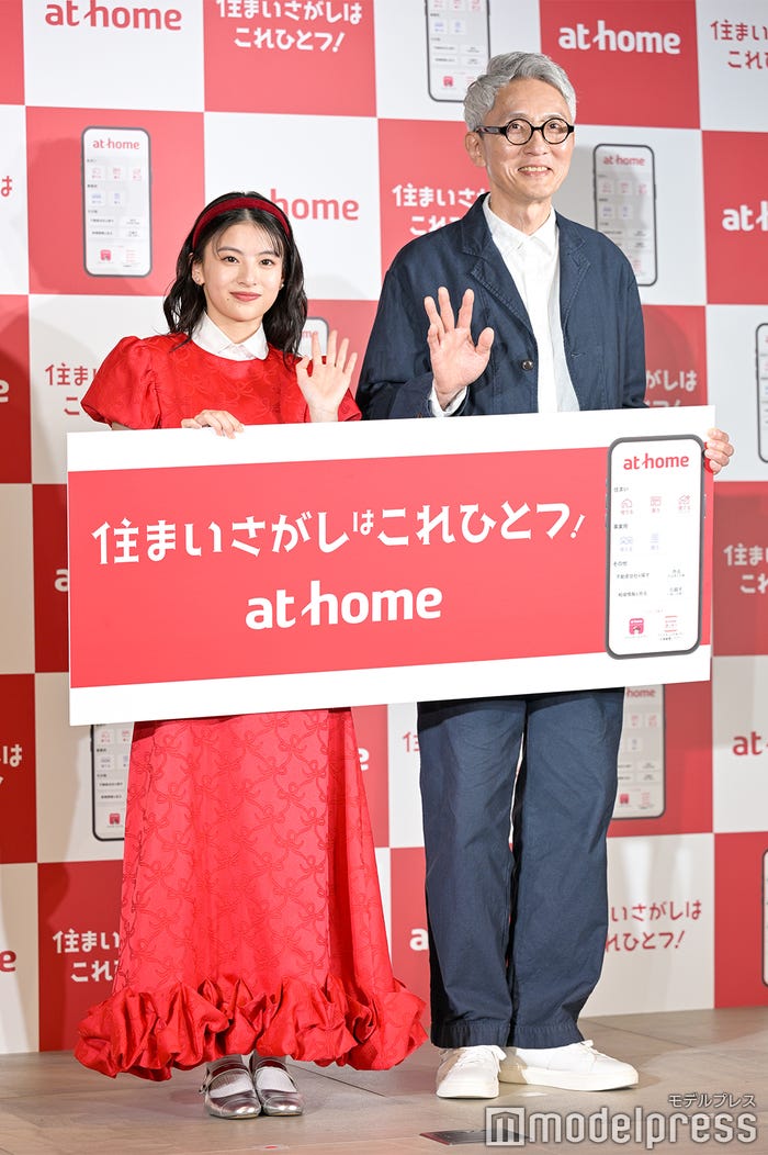 出口夏希、松重豊(C)モデルプレス