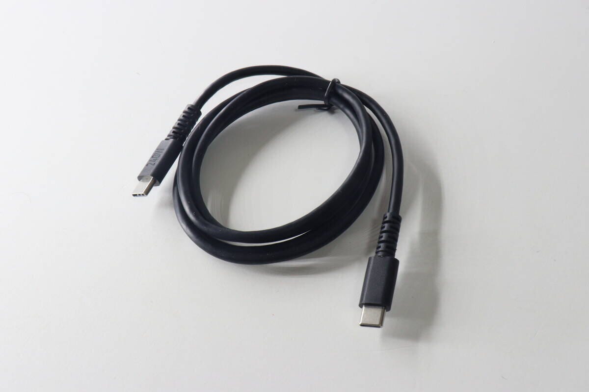白い背景に黒いUSB 白い背景に黒いUSB