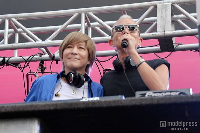 (左から)小室哲哉、マーク・パンサー