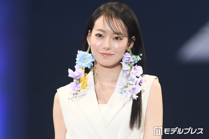 なこなこカップル・なごみ、大ぶり花ピアスに釘付け 華やかな“妖精”スタイル【札幌コレクション2024SS】