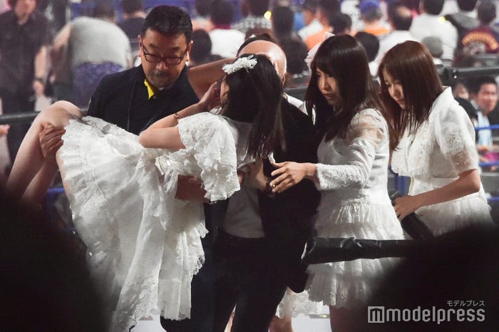 担いで運ばれる松井珠理奈/「AKB48 53rdシングル 世界選抜総選挙」AKB48グループコンサート(C)モデルプレス