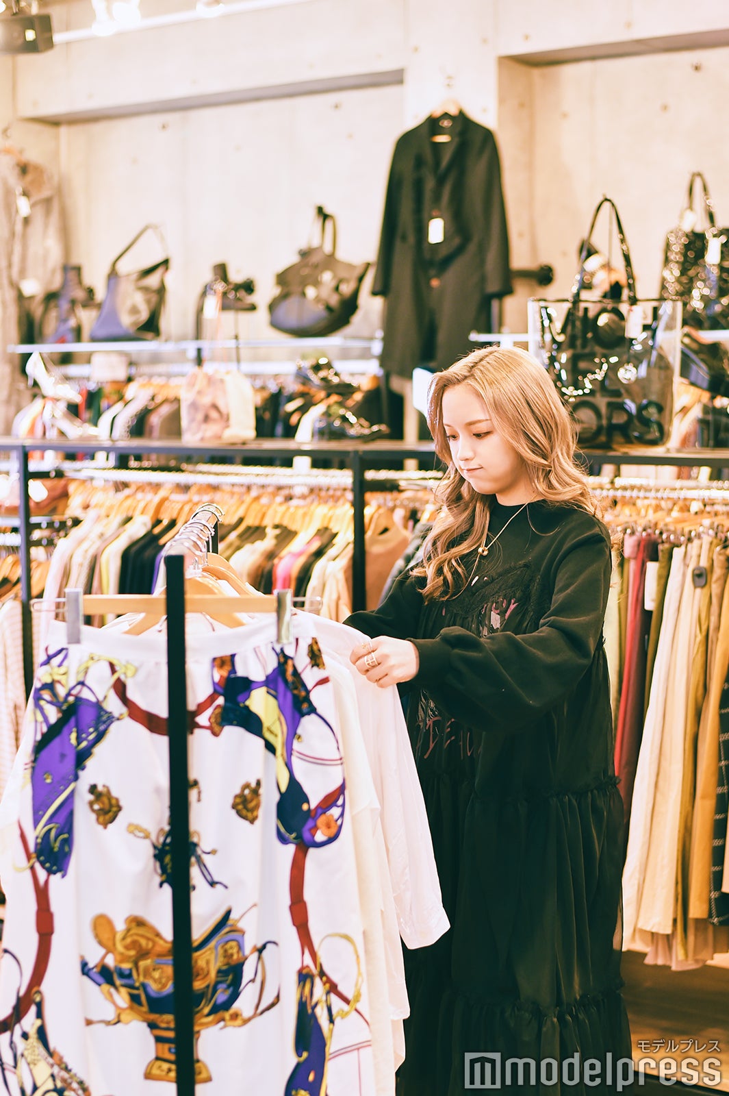 セカンドストリートを満喫 （C）モデルプレス