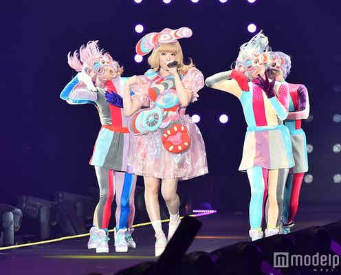 きゃりー、目玉に唇…“不思議可愛い”特注衣装で登場 「ファッションモンスター」に観客熱狂<TGC2016 S/S>
