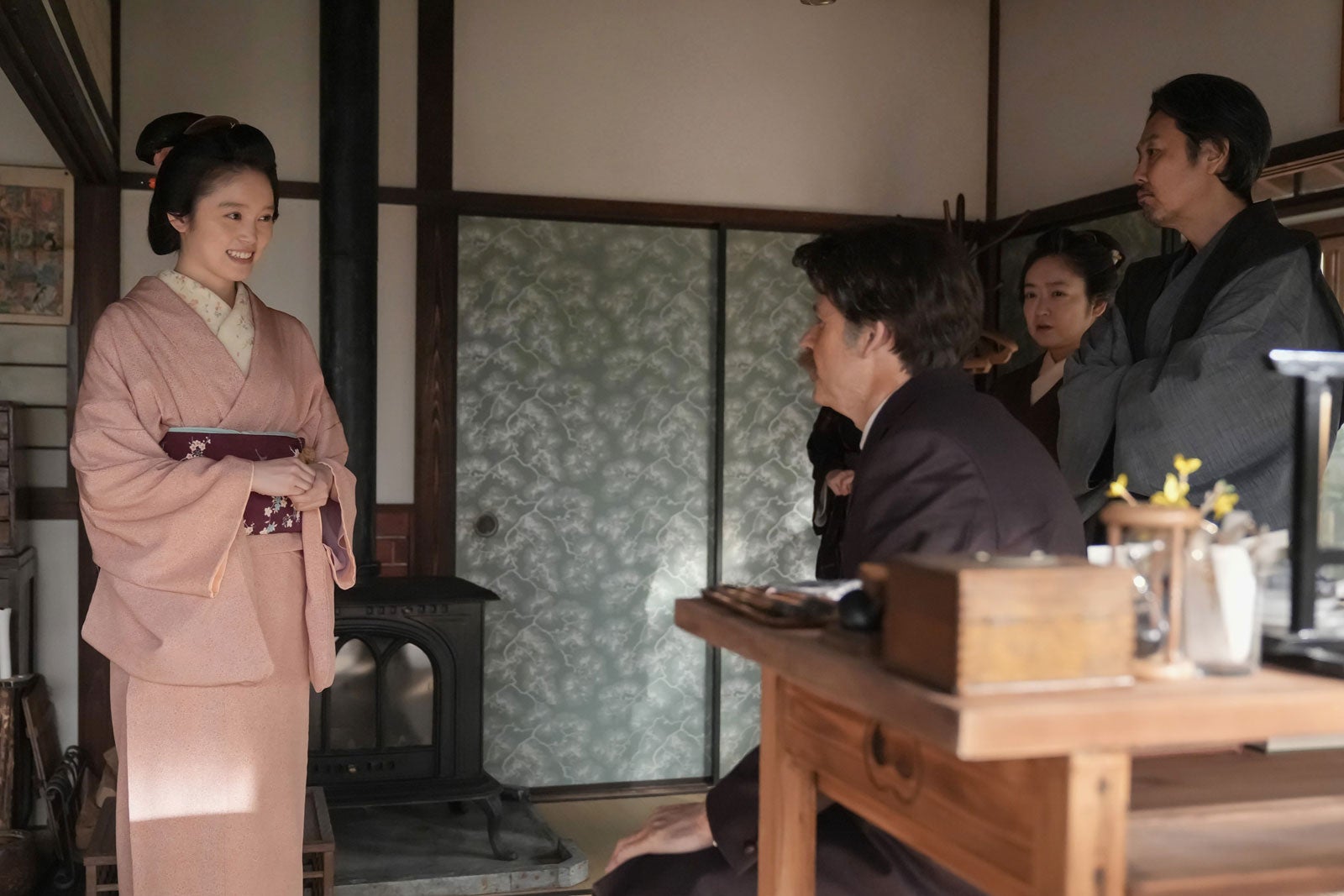 高石あかり、トミー・バストウ、池脇千鶴、岡部たかし「ばけばけ」第119話（C）NHK