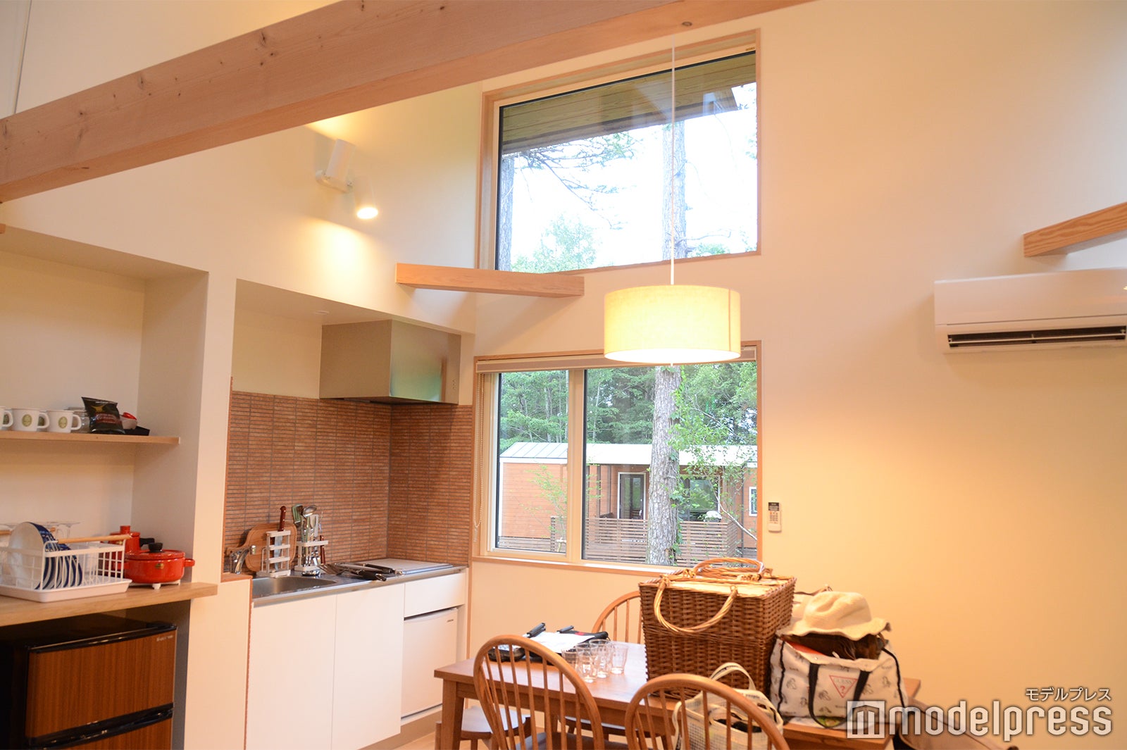 調理器具やカトラリーが一通り揃ったダイニングキッチン（C）モデルプレス