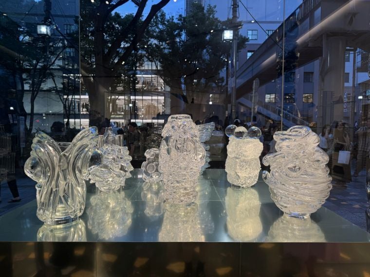 ボッテガ・ヴェネタ、表参道の旗艦店が5周年 ガラス作品を展示