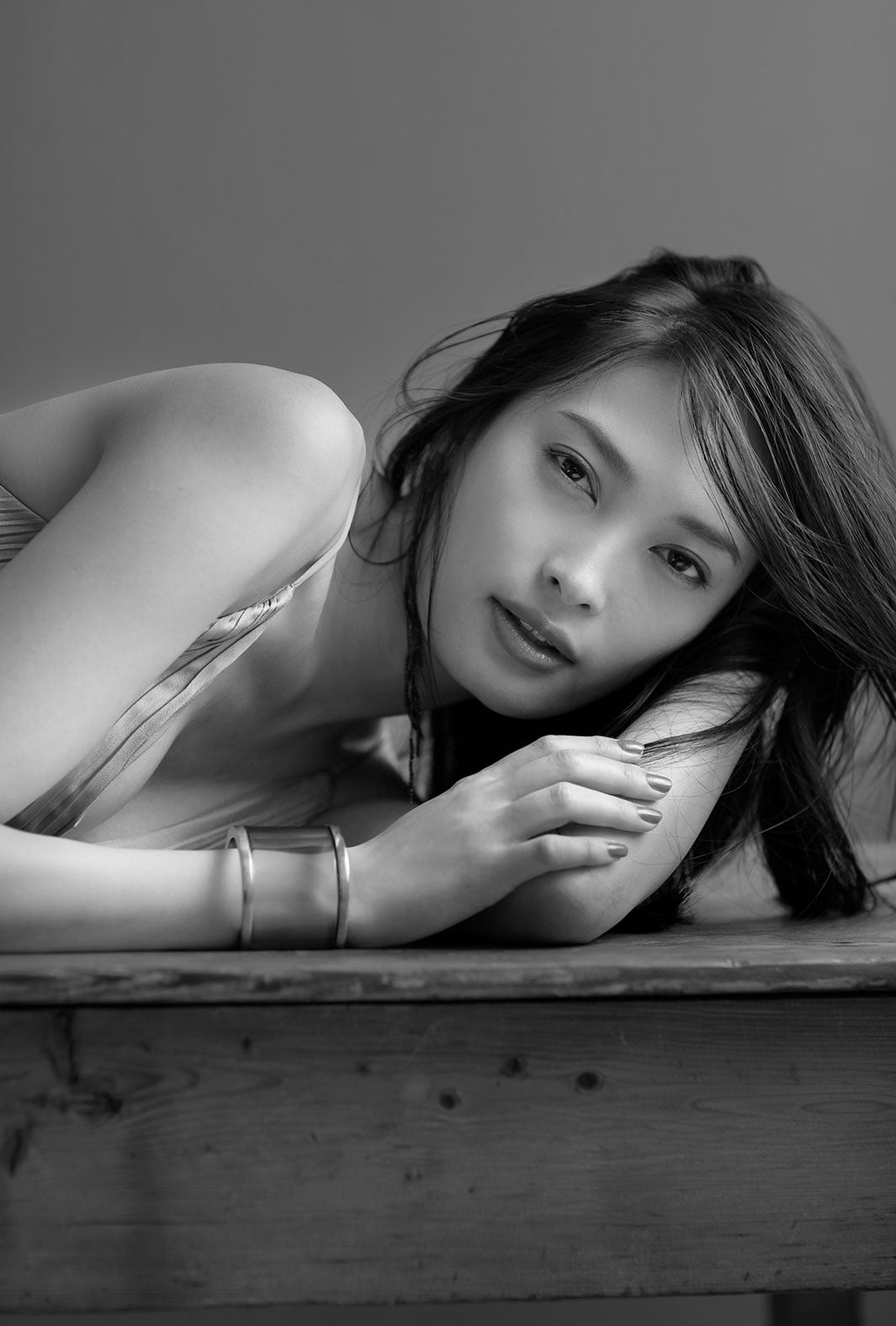 大政絢、“美”が詰まったカレンダー決定 パーフェクトな美ボディラインも披露