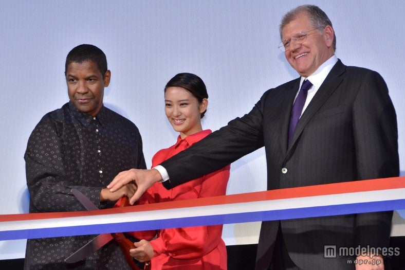 （左から）デンゼル・ワシントン、武井咲、ロバート・ゼメキス監督