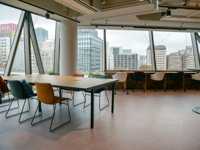 コワーキングスペース／シェアオフィス「AGORA KGU KANNAI」は、JR京浜東北線の関内駅ホームを見下ろすロケーション