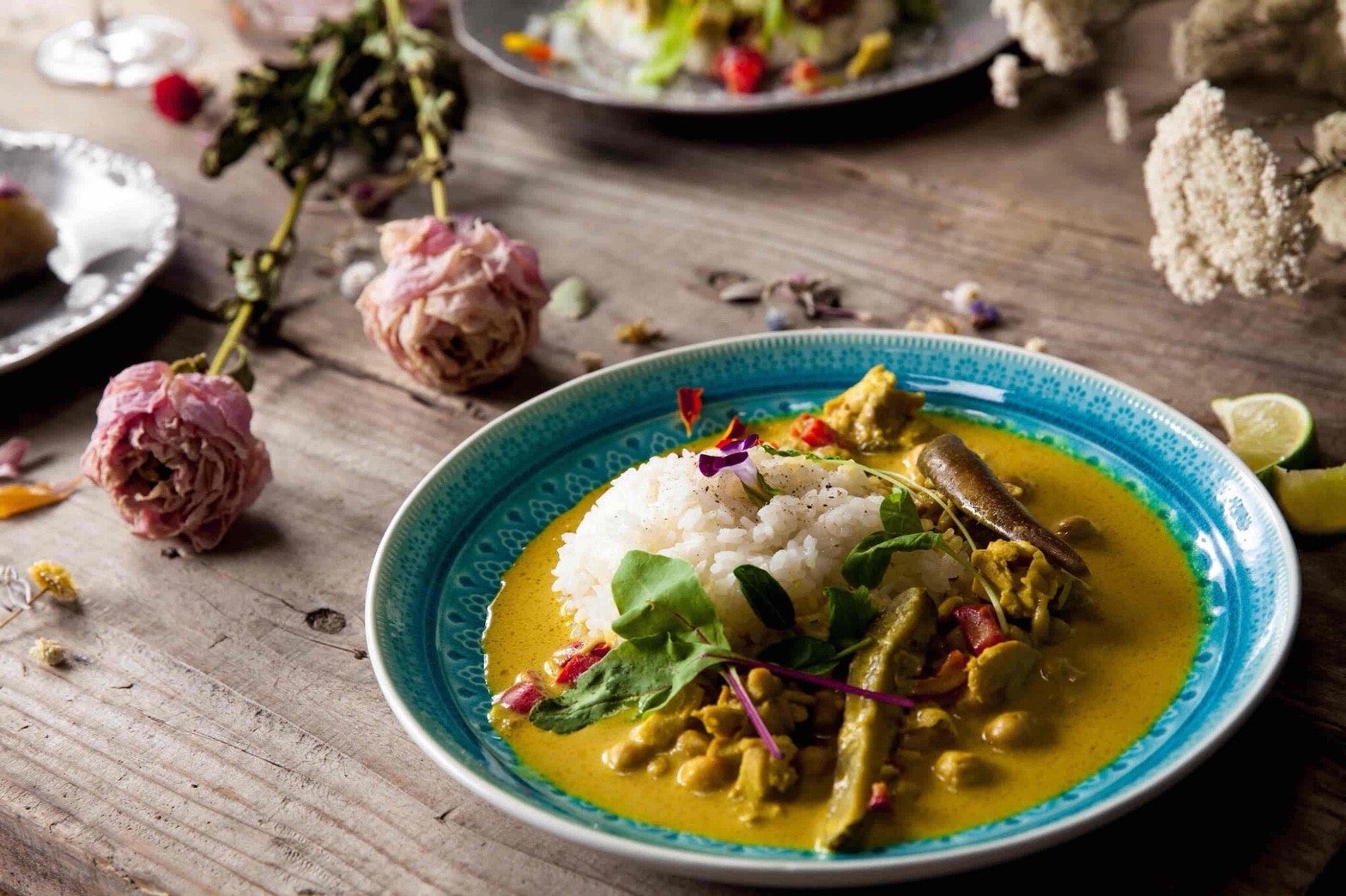 イエローカレー（アンチャンティー付）／画像提供：HANABAR