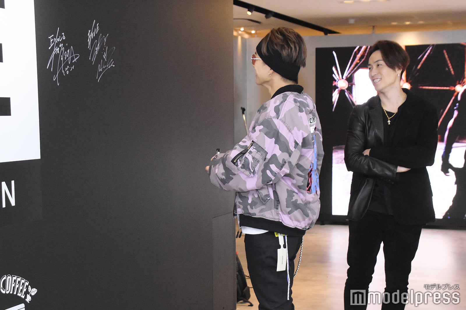 サインを見つめるNAOTO＆TETSUYA （C）モデルプレス