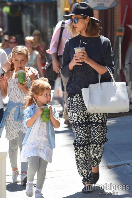 NYでは娘オナーちゃん(左)、ヘイヴンちゃん(右)とお出かけ。BuzzFoto.com/Zeta Image