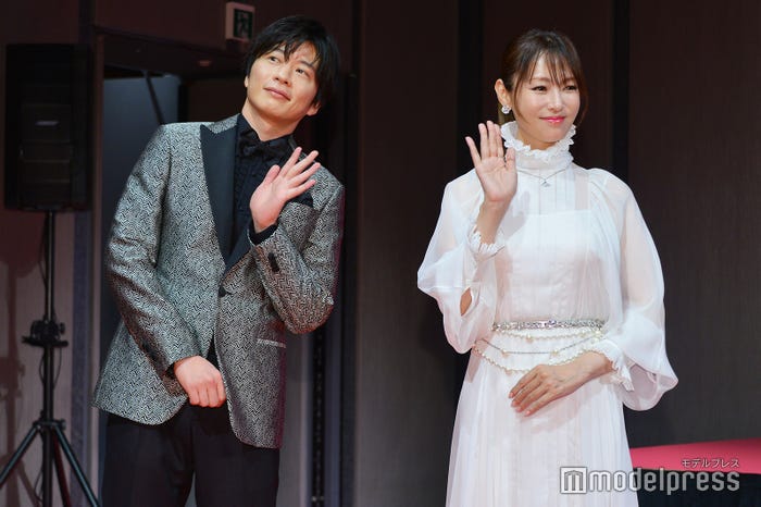 深田恭子を無事エスコートし終えた田中圭(C)モデルプレス