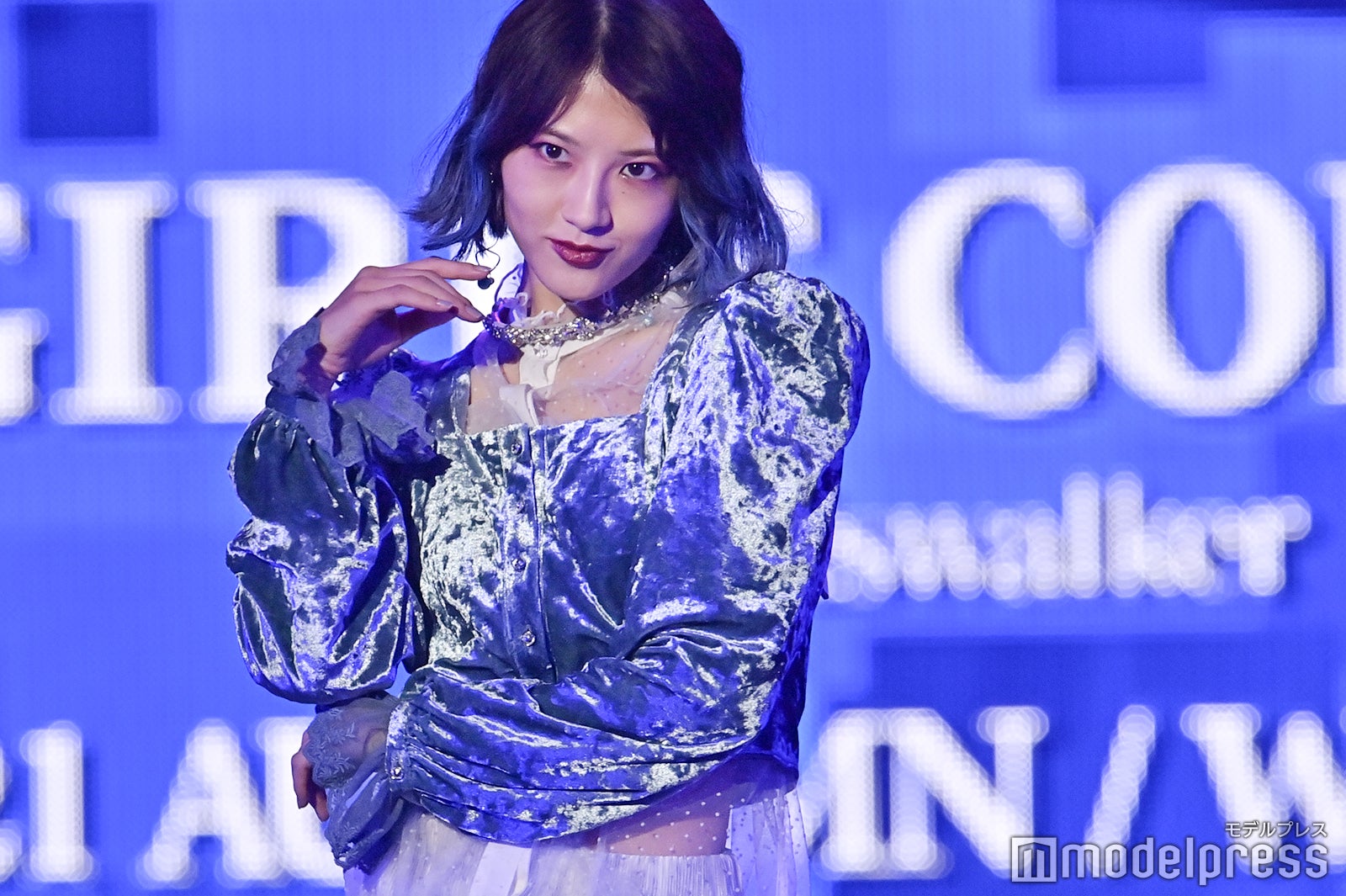 若月佑美、肌見せルック＆ブルーヘアでクールに決める ＜TGC2021A／W＞