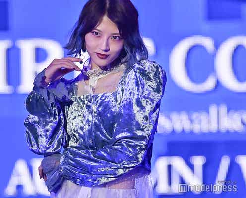 若月佑美、肌見せルック&ブルーヘアでクールに決める <TGC2021A/W>