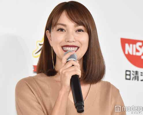 蛯原友里、美脚際立つしゃがみ姿「スタイル抜群」「組み合わせがおしゃれ」
