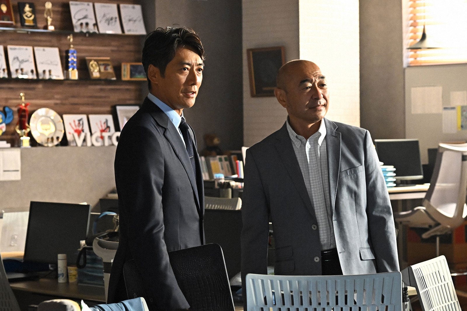 反町隆史、高橋克実／「オールドルーキー」第6話より（C）TBS