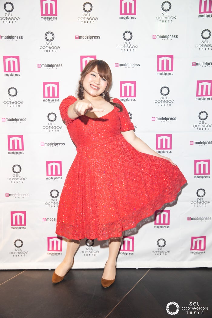 りんごちゃん 定番 ものまねで Sel Octagon Tokyo 熱狂 フォトブースではファンとの記念撮影も モデルプレス
