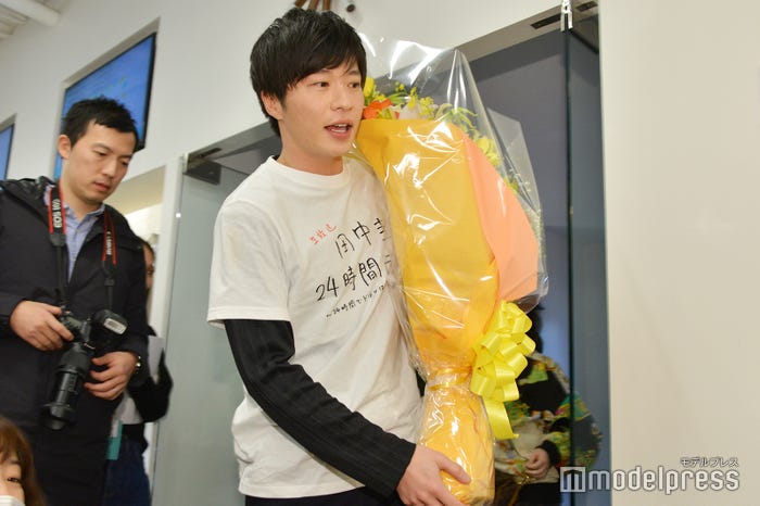 花束を持って報道陣の前に登場する田中圭(C)モデルプレス